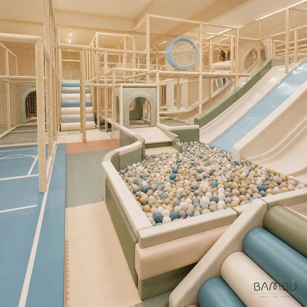 Bambú Playhouse — área de juego y alberca de pelotas