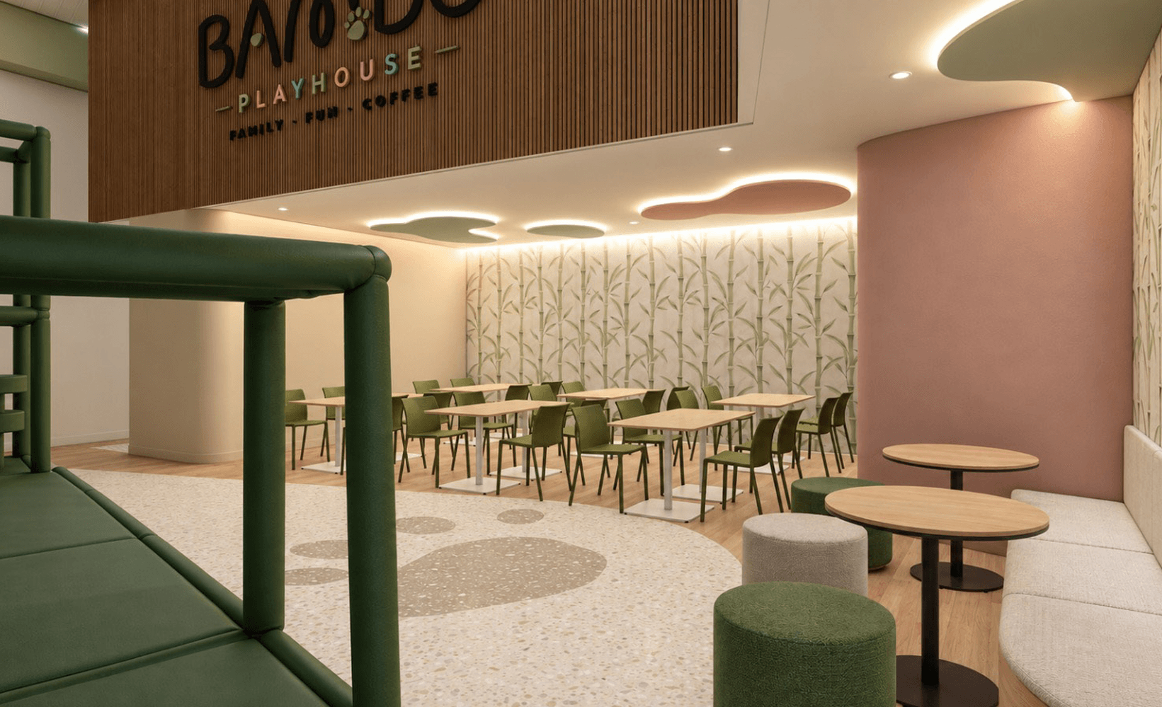 Bambú Playhouse — área de mesas planta baja